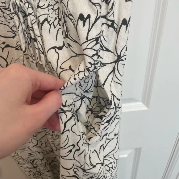 Black and White button down linen tank dress from Old Navy with pockets - Picture 3 of 4